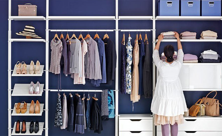  To group your clothes by theme to organize your dressing room
